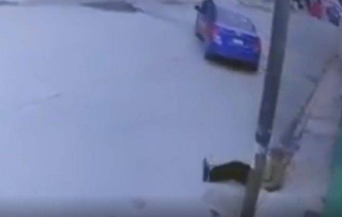 Hija abandona a su padre anciano en la vía pública (Video)