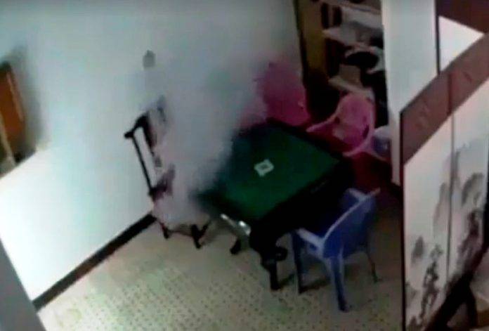 Una persona dejó su cargador conectado y la cámara de seguridad captó el momento en el que explota