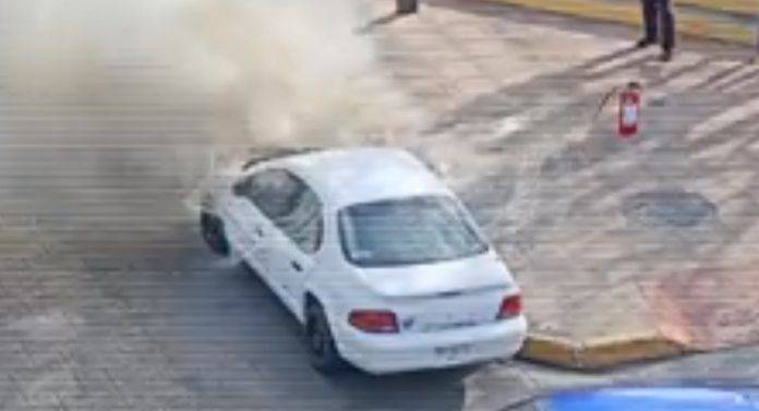 Candente susto: se incendia un auto a un costado del parque de Santa Ana
