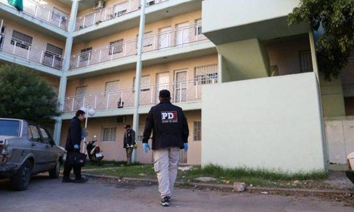 Policía mata a su carnal por 'jugar' con una pistola