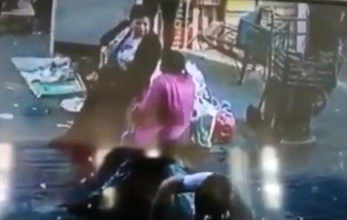 Mujer aplastada por decenas de cajas en central de abastos (video)