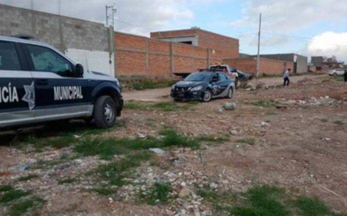 Policías resguardan el establecimiento, un salón de fiestas clandestino