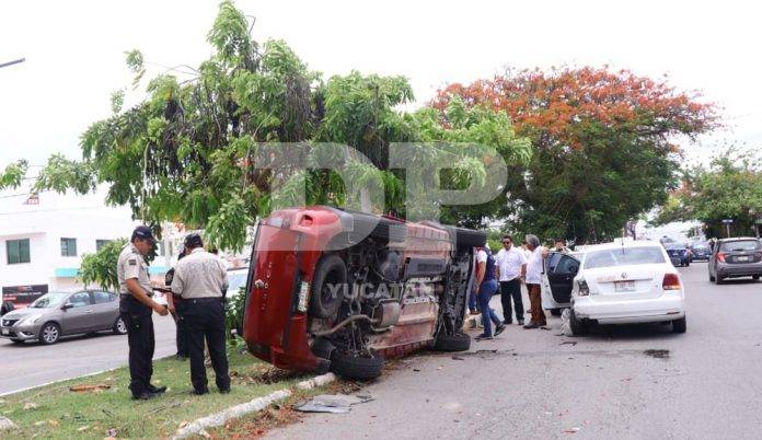 Aparatosa volcadura por choque múltiple en Circuito Colonias (Video)