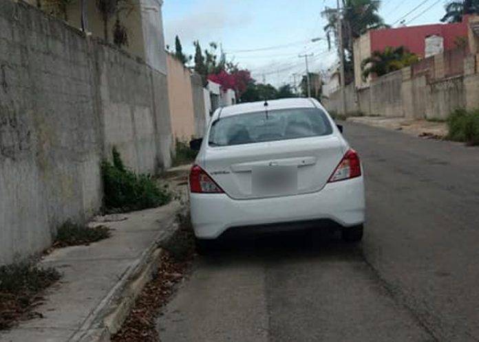 Hombre se da placer en plena calle de Chuburna