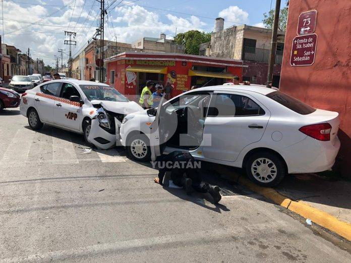 Encontronazo entre taxistas de plataforma en el Centro de Mérida