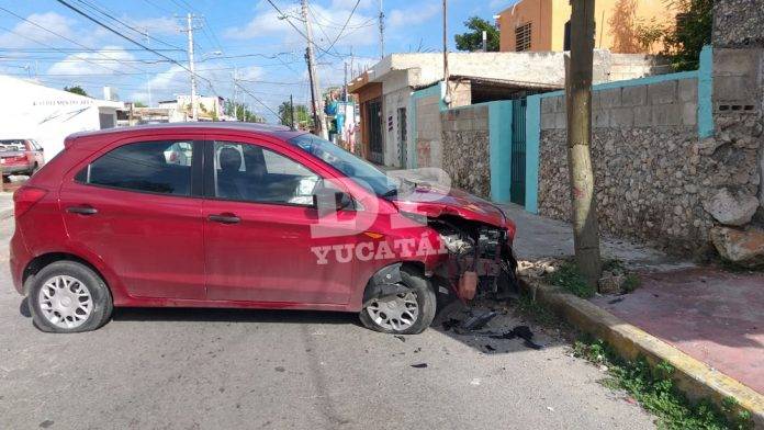 Conductora se estrella contra un poste y huye del lugar