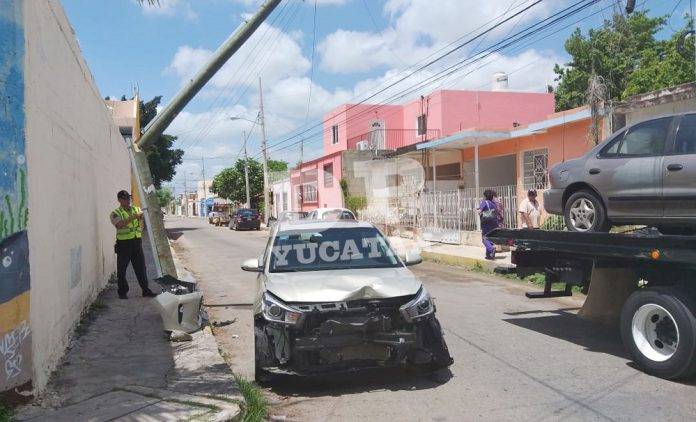 Un poste roto y dos naves dañadas, saldo de distracción de un conductor