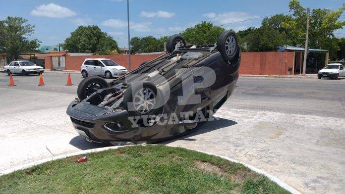 Se pasa el alto en la avenida Mérida 2000 y termina con la panza para arriba