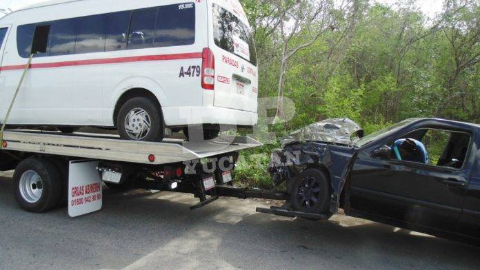 Impacto mañanero entre taxi foráneo y una nave en la Mérida-Valladolid