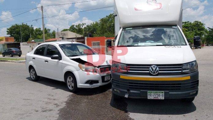Conductor de Aveo se pasa el alto y se estrella contra camioneta de frituras