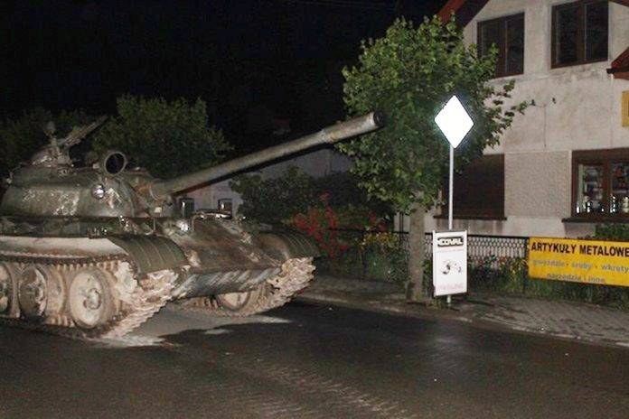 Borracho se pasea en un tanque militar por calles de su ciudad