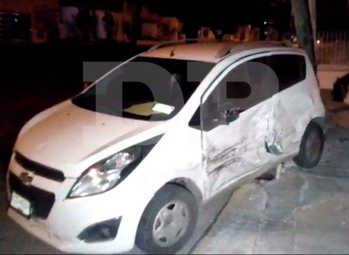 El March fue aventado de reversa contra un poste.