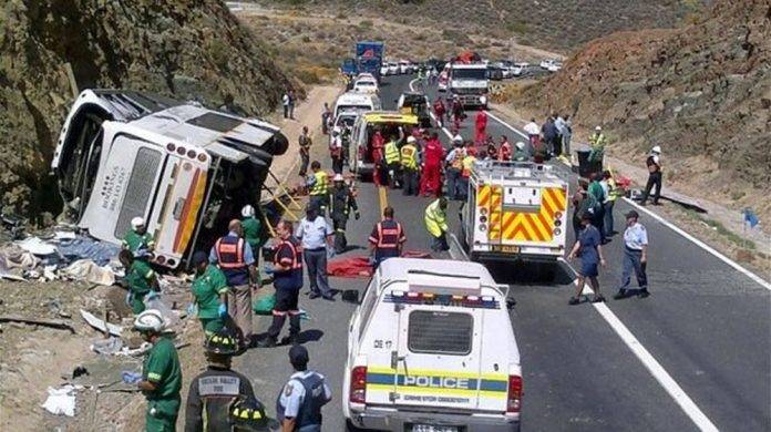 Al menos 24 muertos en choque entre un minibús y un autobús