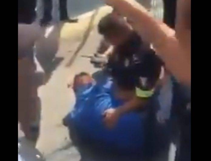Estudiantes linchan a sujeto por robar a uno de sus compañeros (video)
