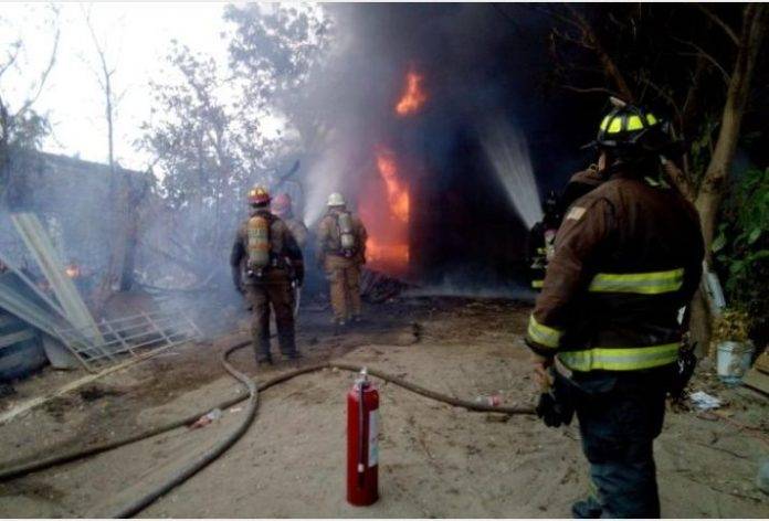 Incendio consume bodega clandestina combustible