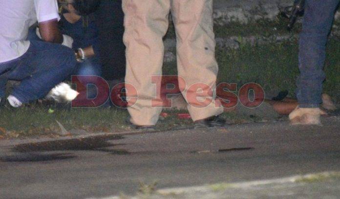 Torturan a tablazos hasta matarlo; lo encuentran sin pantalón cerca de un parque