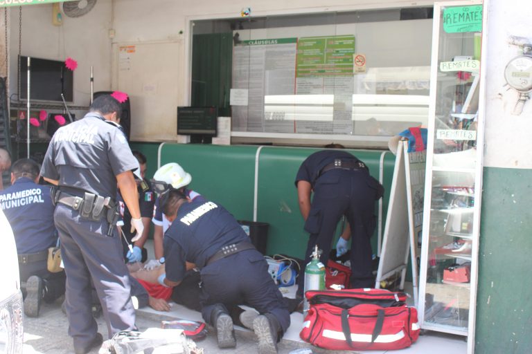Paramédicos arrebatan a la Parca a infartado en Centro de Mérida
