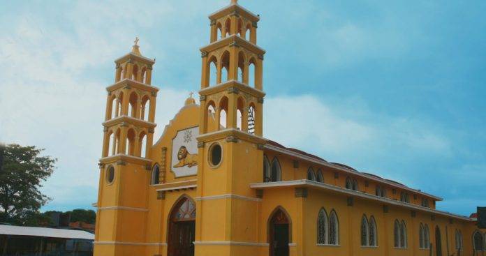 Sicarios abren fuego contra catequistas en una iglesia; uno muere (Video)
