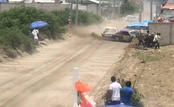 Dos muertos durante carrera de autos como parte de fiesta popular (video)