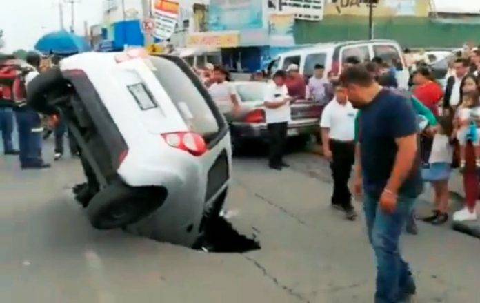 El socavón se abrió frente a un supermercado