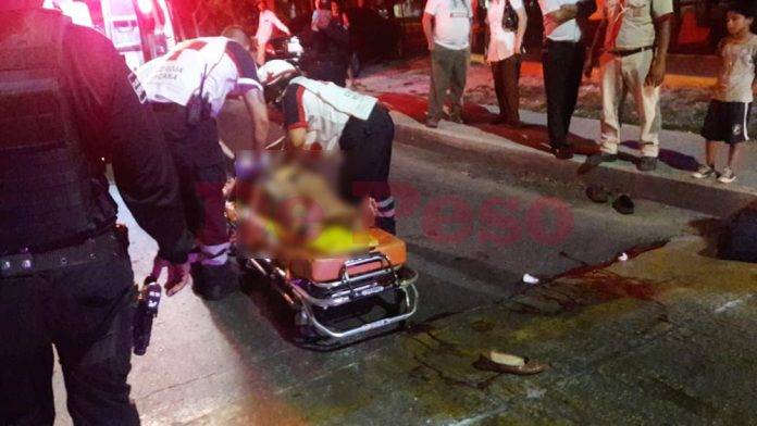 Pelea con su marido y se avienta desde auto; al caer fue arrollada por un camión