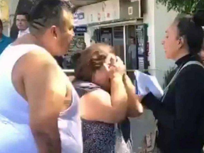 '¡Déjenme ver a mi bebé!' suplica madre de asaltante abatido en banco (video)