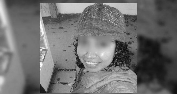 Le estrellaron la cabeza contra una tumba hasta matarla