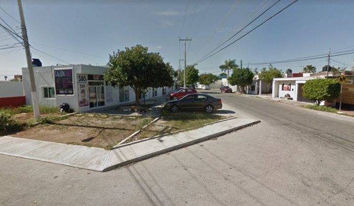Agarró a golpes a su cliente en un puesto de comida en Francisco de Montejo