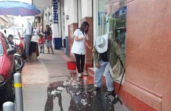 Empleada arroja agua a abuelito para correrlo de un negocio