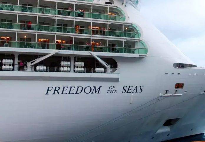 Muere bebé al caer desde el 11º piso de un crucero; resbaló de las manos del abuelo