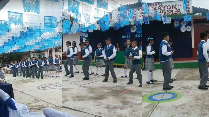 Alumnos de primaria se gradúan con tremendo cumbión