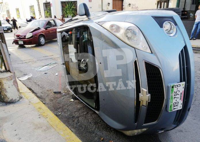 Volcadura en el Centro de Mérida por culpa de un cegatón