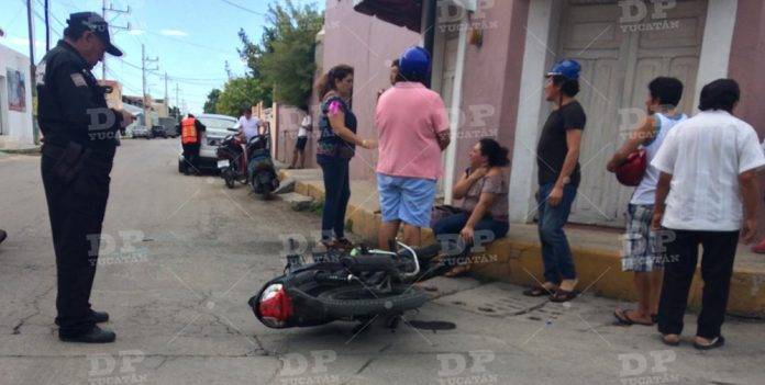 Motociclista distraída se 'Sentra' en una nave en Motul