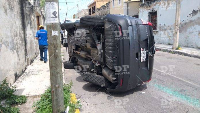 Se pasa el alto y termina volcado de ladito en el centro de Mérida