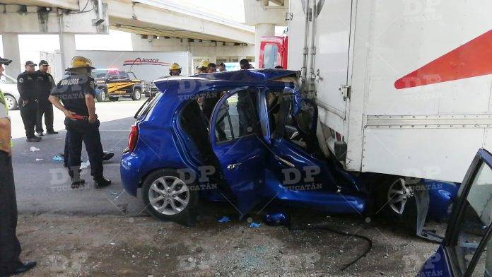 Conductor de March queda prensado en la cola de un camión de mudanza