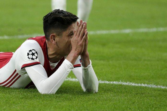 Edson Alvarez lamenta un fallo suyo a portería rival