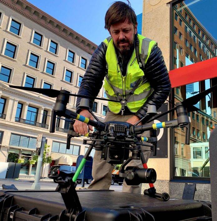 Steve Fines, fotógrafo comercial de drones, con un aparato similar al que usó para encontrar al pequeño