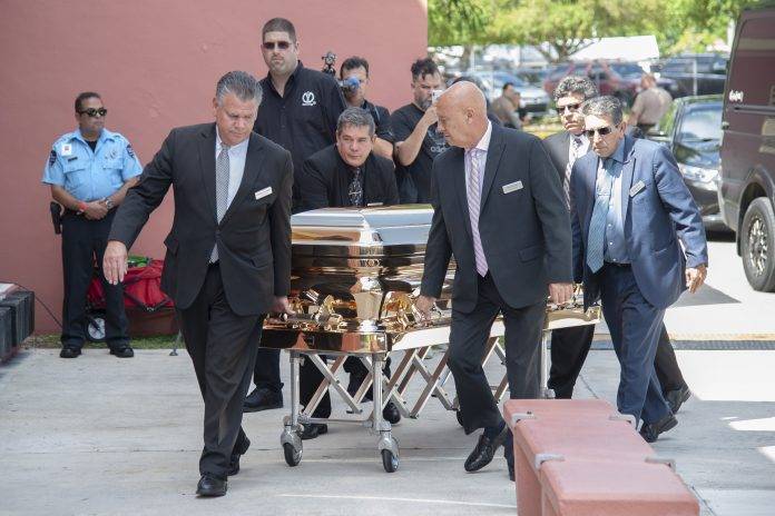 El féretro con los restos del cantante mexicano José José en su llegada a Miami.