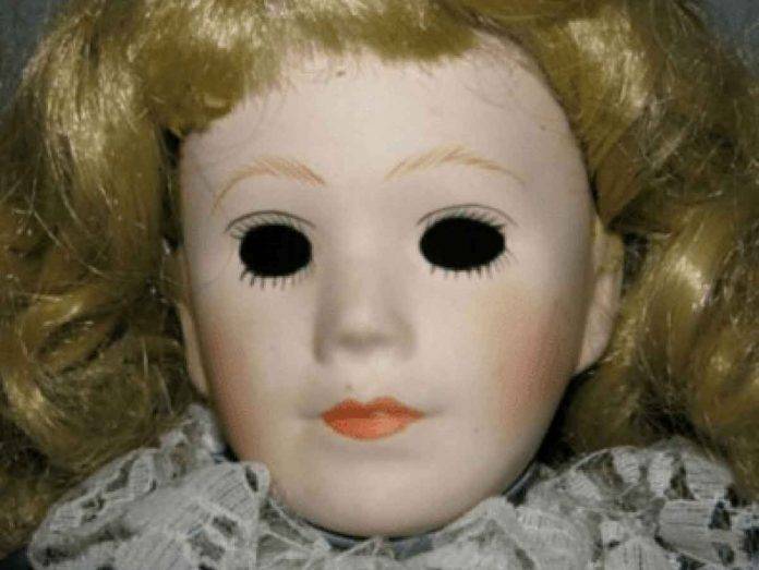 Según eBay, esta muñeca posee el espíritu de una niña