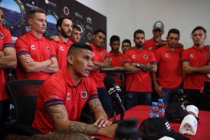 No se especificó quiénes son esos futbolistas de Tiburones Rojos que acudieron a la Comisión de Controversias.