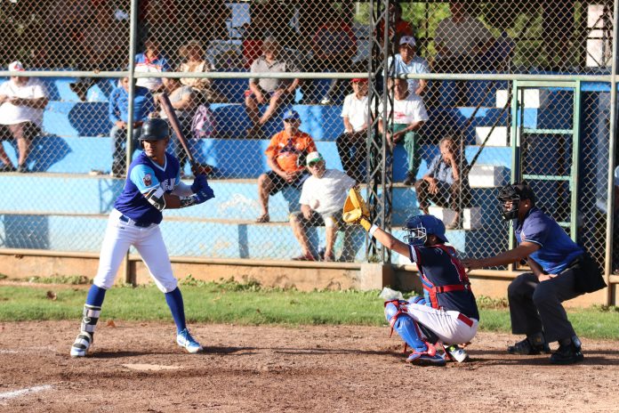 Los Azulejos de la Dolores Otero (3-2-1) hicieron válida su condición de local y apalearon 14-4 a los Venados de la Marista (3-3).