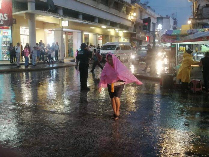 Se espera que la temperatura máxima vaya de los 25ºC a los 28ºC en la mayor parte del estado de Yucatán. En la foto, la lluvia de este jueves en el centro de Mérida
