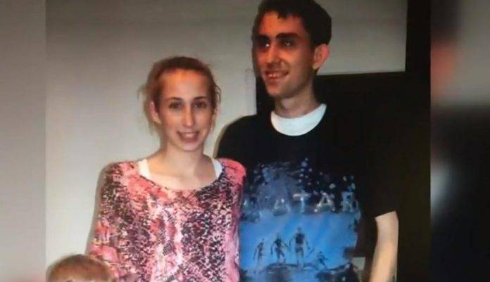 Joel con una hermana suya.