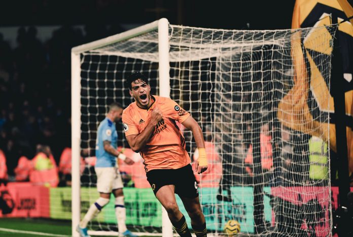 Raúl Jiménez hizo el gol del empate a dos. Aún faltaba el gol de la victoria de Doherty, que permite a Wolves subir del octavo al quinto lugar de la tabla general de la Liga Premier