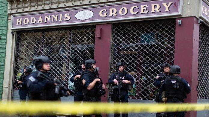 Al parecer, de los seis muertos, tres eran civiles inocentes, un policía y dos eran criminales