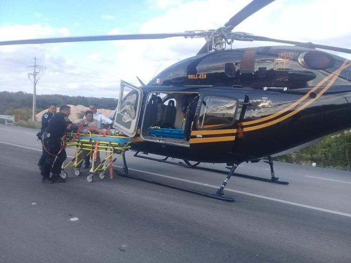 Momento en que intervenía el helicóptero de la SSP en el lugar del accidente, en favor de dos personas heridas de gravedad . Foto cortesía SSP