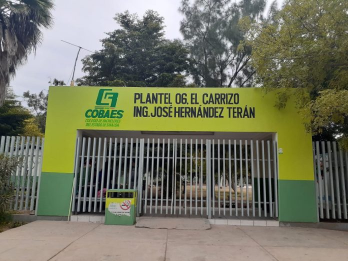 Fachada de la escuela cercana a la zona que era fumigada
