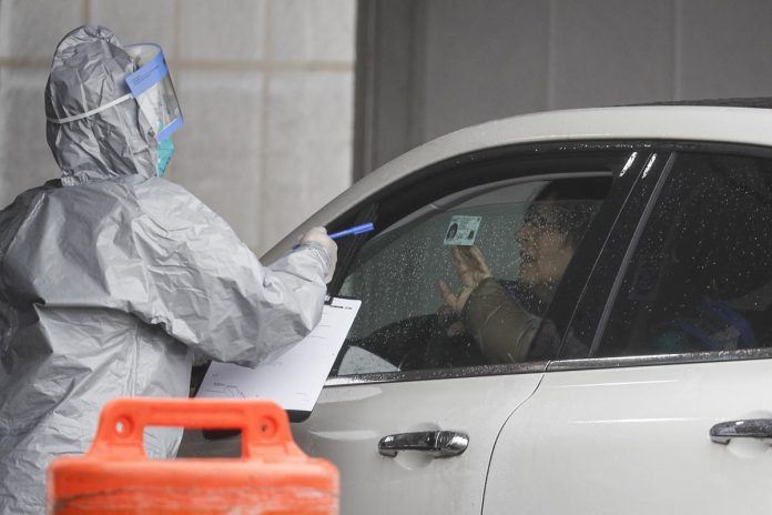 Un paciente arriba a un test de coronavirus en Glen Island Park, NY