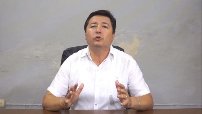 El alcalde de Tixkokob, Eric Quijano González.