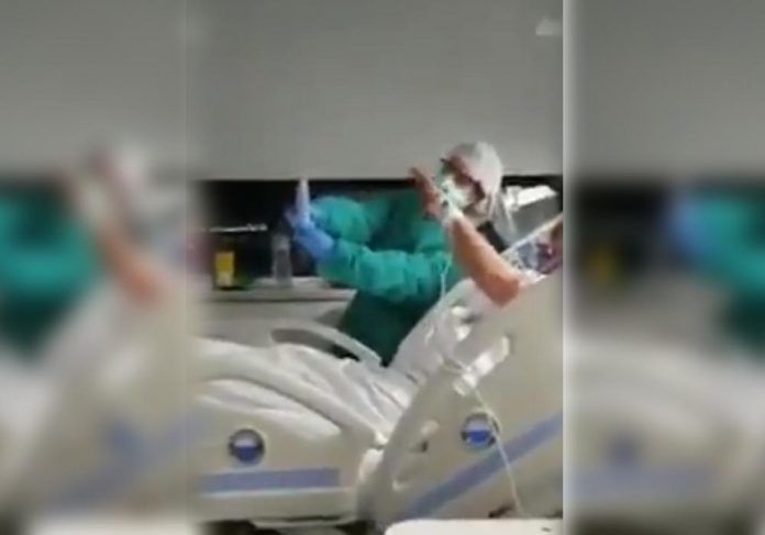 La enfermera Susana al momento de lograr comunicar a un paciente con su nieto.